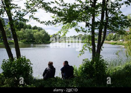 Borodianka, Ukraine. 28th mai 2022. Les gens se reposent sur le fleuve après que la ville a été libérée de l'occupation russe. La Russie a envahi l'Ukraine sur 24 février 2022. (Photo par Oleksii Chumachenko/SOPA Images/Sipa USA) crédit: SIPA USA/Alay Live News Banque D'Images