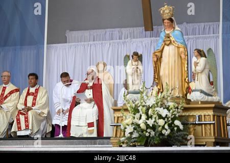 Canada, 26 juillet 2022, le troisième jour de son « pèlerinage public » au Canada, le pape François a présidé la Sainte Messe au stade du Commonwealth à Edmonton, en présence des fidèles sur 26 juillet 2022. Photo de Vatican Media (EV)/ABACAPRESS.COM Banque D'Images