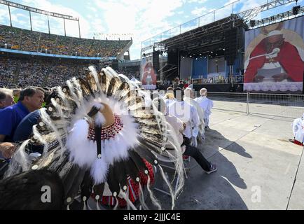 Canada, 26 juillet 2022, le troisième jour de son « pèlerinage public » au Canada, le pape François a présidé la Sainte Messe au stade du Commonwealth à Edmonton, en présence des fidèles sur 26 juillet 2022. Photo de Vatican Media (EV)/ABACAPRESS.COM Banque D'Images