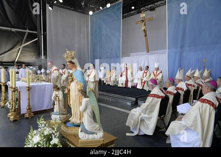 Canada, 26 juillet 2022, le troisième jour de son « pèlerinage public » au Canada, le pape François a présidé la Sainte Messe au stade du Commonwealth à Edmonton, en présence des fidèles sur 26 juillet 2022. Photo de Vatican Media (EV)/ABACAPRESS.COM Banque D'Images