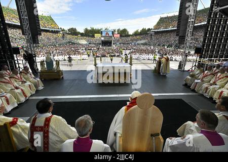 Canada, 26 juillet 2022, le troisième jour de son « pèlerinage public » au Canada, le pape François a présidé la Sainte Messe au stade du Commonwealth à Edmonton, en présence des fidèles sur 26 juillet 2022. Photo de Vatican Media (EV)/ABACAPRESS.COM Banque D'Images