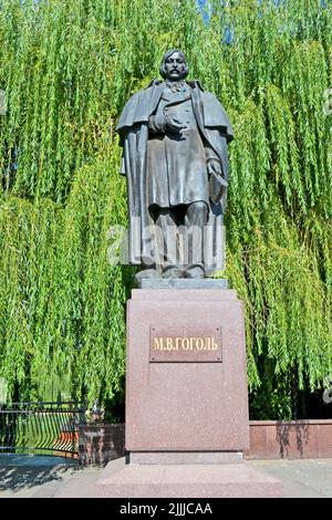 Nikolai Gogol (1809-1852), célèbre auteur de prose russe, poète, dramaturge, critique, essayiste; Statue de bronze à Myrgorod, Ukraine. Banque D'Images