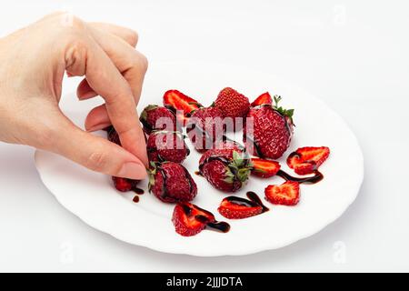 Fraises fraîches dans une mousse au chocolat avec espace pour les copies. Gros plan, photo en studio. Alimentation saine, concept d'alimentation biologique, concept de vie facile et heureuse Banque D'Images