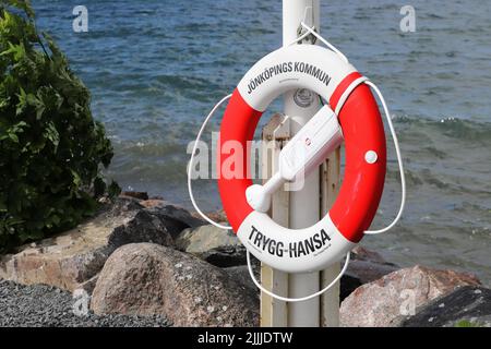 Rottle, Suède - 2 juillet 2022: Une bouée de sauvetage offerte par la compagnie d'assurance Trygg-Hansa. Banque D'Images