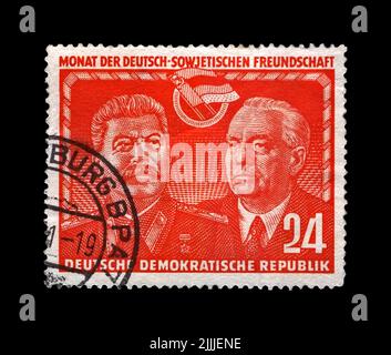 Le timbre postal annulé imprimé dans DDR montre Joseph Staline et Wilhelm Pieck, le célèbre dirigeant politique soviétique et allemand, vers 1951. Banque D'Images