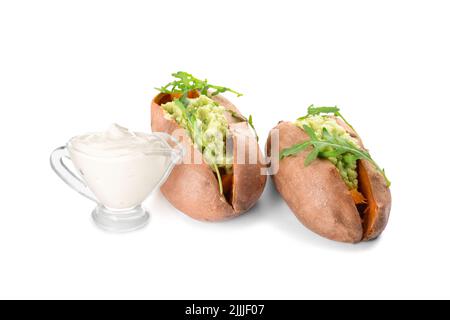 Patate douce cuite au four avec guacamole et saucière de crème sure sur fond blanc Banque D'Images