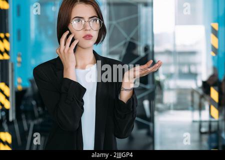 conversation professionnelle dépannage téléphone de l'employé Banque D'Images