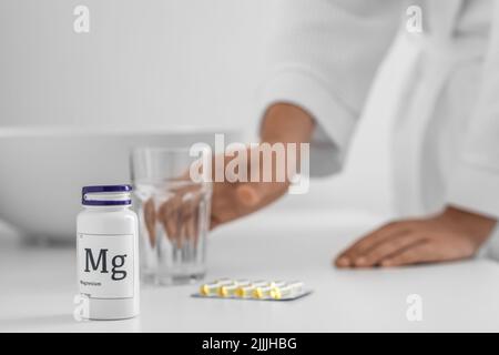 Bouteille de pilules de magnésium sur la table dans la salle de bains, gros plan Banque D'Images