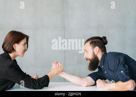 la concurrence entre les entreprises lutte contre un adversaire puissant Banque D'Images