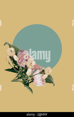 Carte postale avec collage de fleurs. Affiche de collage de fleurs avec pivoines et iris. Banque D'Images