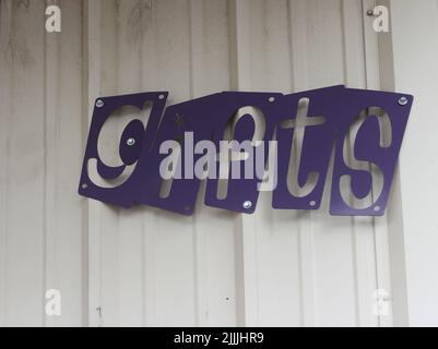 Affiche en métal vintage sur le mur extérieur des petites entreprises locales - cadeaux Banque D'Images