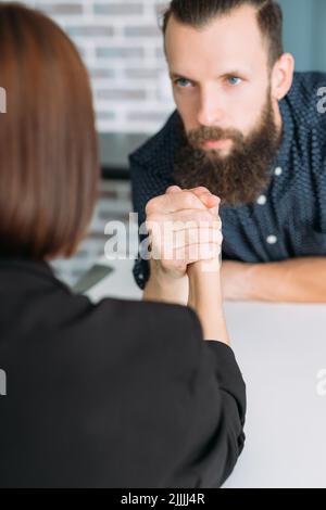 homme d'affaires femme bras lutte contre le conflit de bureau Banque D'Images