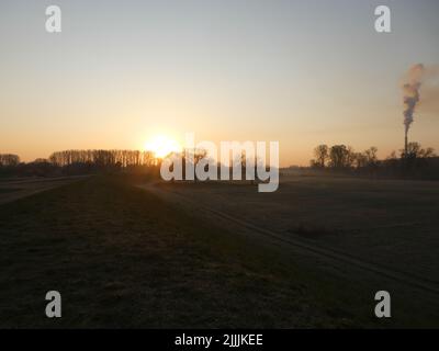 Vue panoramique sur la vallée du Rhin au lever du soleil au printemps avec cheminées fume en arrière-plan Banque D'Images