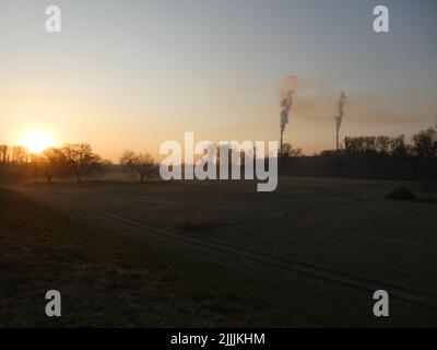 Vue panoramique sur la vallée du Rhin au lever du soleil au printemps avec cheminées fume en arrière-plan Banque D'Images