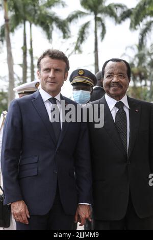 Yaoundé, Cameroun, 26 juillet 2022. Le président français Emmanuel Macron rencontre le président camerounais Paul Biya pour une interview au palais présidentiel de Yaoundé, Cameroun, 26 juillet 2022. Emmanuel Macron est en tournée africaine de trois jours au Cameroun, au Bénin et en Guinée-Bissau. Photo de Stephane Lemouton/Splash News/ABACAPRESS.COM Banque D'Images