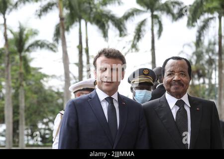 Yaoundé, Cameroun, 26 juillet 2022. Le président français Emmanuel Macron rencontre le président camerounais Paul Biya pour une interview au palais présidentiel de Yaoundé, Cameroun, 26 juillet 2022. Emmanuel Macron est en tournée africaine de trois jours au Cameroun, au Bénin et en Guinée-Bissau. Photo de Stephane Lemouton/Splash News/ABACAPRESS.COM Banque D'Images