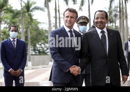 Yaoundé, Cameroun, 26 juillet 2022. Le président français Emmanuel Macron rencontre le président camerounais Paul Biya pour une interview au palais présidentiel de Yaoundé, Cameroun, 26 juillet 2022. Emmanuel Macron est en tournée africaine de trois jours au Cameroun, au Bénin et en Guinée-Bissau. Photo de Stephane Lemouton/Splash News/ABACAPRESS.COM Banque D'Images