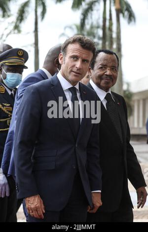 Yaoundé, Cameroun, 26 juillet 2022. Le président français Emmanuel Macron rencontre le président camerounais Paul Biya pour une interview au palais présidentiel de Yaoundé, Cameroun, 26 juillet 2022. Emmanuel Macron est en tournée africaine de trois jours au Cameroun, au Bénin et en Guinée-Bissau. Photo de Stephane Lemouton/Splash News/ABACAPRESS.COM Banque D'Images