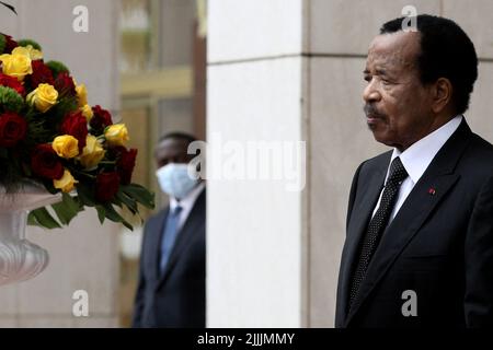 Yaoundé, Cameroun, 26 juillet 2022. Le président français Emmanuel Macron rencontre le président camerounais Paul Biya pour une interview au palais présidentiel de Yaoundé, Cameroun, 26 juillet 2022. Emmanuel Macron est en tournée africaine de trois jours au Cameroun, au Bénin et en Guinée-Bissau. Photo de Stephane Lemouton/Splash News/ABACAPRESS.COM Banque D'Images