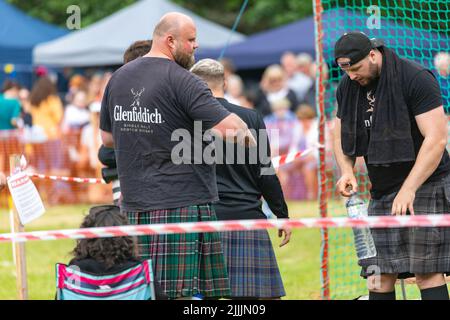 Jeux des Highlands ayant lieu à Tomintoul Moray le 17 juillet 2022, Écosse, les hommes concurrents dans la force concours de jets de pierre, Écosse, Royaume-Uni Banque D'Images