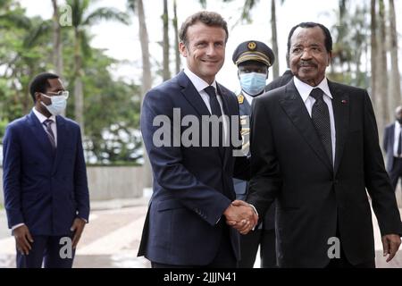 Yaoundé, Cameroun, 26 juillet 2022. Le président français Emmanuel Macron rencontre le président camerounais Paul Biya pour une interview au palais présidentiel de Yaoundé, Cameroun, 26 juillet 2022. Emmanuel Macron est en tournée africaine de trois jours au Cameroun, au Bénin et en Guinée-Bissau. Photo de Stephane Lemouton/Pool/ABACAPRESS.COM Banque D'Images