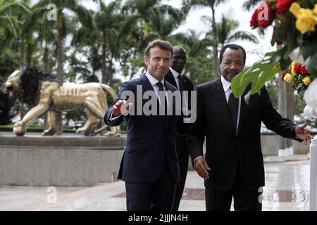 Yaoundé, Cameroun, 26 juillet 2022. Le président français Emmanuel Macron rencontre le président camerounais Paul Biya pour une interview au palais présidentiel de Yaoundé, Cameroun, 26 juillet 2022. Emmanuel Macron est en tournée africaine de trois jours au Cameroun, au Bénin et en Guinée-Bissau. Photo de Stephane Lemouton/Pool/ABACAPRESS.COM Banque D'Images