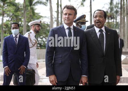 Yaoundé, Cameroun, 26 juillet 2022. Le président français Emmanuel Macron rencontre le président camerounais Paul Biya pour une interview au palais présidentiel de Yaoundé, Cameroun, 26 juillet 2022. Emmanuel Macron est en tournée africaine de trois jours au Cameroun, au Bénin et en Guinée-Bissau. Photo de Stephane Lemouton/Pool/ABACAPRESS.COM Banque D'Images