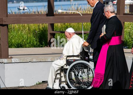 Nation crie Alexis, Canada. 26th juillet 2022. Le pape François est dirigé vers le front d'eau du lac Sainte-Anne, sur la nation crie Alexis. Le voyage du Pape François de guérison, de réconciliation et d'espoir. Son premier acte n'était pas de se réunir avec les fidèles pour la messe, mais plutôt de rassembler sa force pour faire ce premier arrêt, ce qui indique l'importance de la raison pour laquelle il est venu au Canada - rencontrer les Premières nations, les Métis et les Inuits sur leurs territoires traditionnels. Crédit : SOPA Images Limited/Alamy Live News Banque D'Images