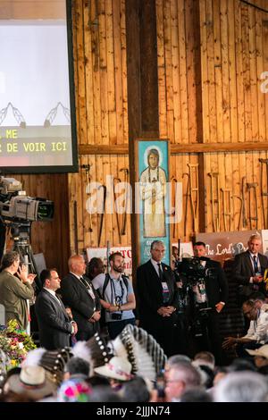 Nation crie Alexis, Canada. 26th juillet 2022. Le pape François visite le lac Sainte-Anne et la nation crie Alexis. Le voyage du Pape François de guérison, de réconciliation et d'espoir. Son premier acte n'était pas de se réunir avec les fidèles pour la messe, mais plutôt de rassembler sa force pour faire ce premier arrêt, ce qui indique l'importance de la raison pour laquelle il est venu au Canada - rencontrer les Premières nations, les Métis et les Inuits sur leurs territoires traditionnels. Crédit : SOPA Images Limited/Alamy Live News Banque D'Images