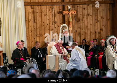 Un des prêtres aide le pape François à lire son missil. Le pape ouvrit son misil dans la langue crie, avant de se déplacer vers sa langue maternelle espagnole. Le prêtre a traduit les paroles du pape en anglais. Le voyage du Pape François de guérison, de réconciliation et d'espoir. Son premier acte n'était pas de se réunir avec les fidèles pour la messe, mais plutôt de rassembler sa force pour faire ce premier arrêt, ce qui indique l'importance de la raison pour laquelle il est venu au Canada - rencontrer les Premières nations, les Métis et les Inuits sur leurs territoires traditionnels. Banque D'Images