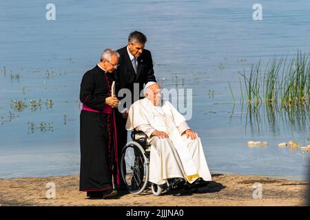 Nation crie Alexis, Canada. 26th juillet 2022. Le pape François est dirigé vers la route menant au lac Sainte-Anne, sur la nation crie Alexis. Le voyage du Pape François de guérison, de réconciliation et d'espoir. Son premier acte n'était pas de se réunir avec les fidèles pour la messe, mais plutôt de rassembler sa force pour faire ce premier arrêt, ce qui indique l'importance de la raison pour laquelle il est venu au Canada - rencontrer les Premières nations, les Métis et les Inuits sur leurs territoires traditionnels. (Photo de Ron Palmer/SOPA Images/Sipa USA) crédit: SIPA USA/Alay Live News Banque D'Images