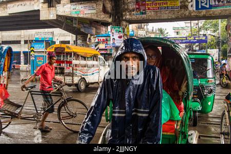 Les styles de vie des gens de la rue pendant les saisons des pluies. Les gens de la ville attendent la pluie car le temps est si chaud. Cette photo a été prise le 2022-07-20, Banque D'Images