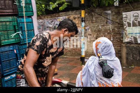 Les styles de vie des gens de la rue pendant les saisons des pluies. Les gens de la ville attendent la pluie car le temps est si chaud. Cette photo a été prise le 2022-07-20, Banque D'Images