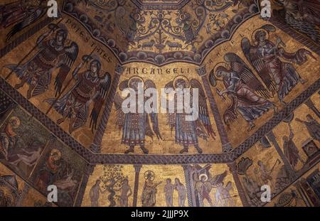 Détail des mosaïques médiévales dans le dôme octogonal du Baptistère de Florence. Banque D'Images