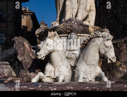 Détail des statues des chevaux de mer sur la Fontana del Nettuno, sur la Piazza della Signora à Florence, en Toscane. Banque D'Images