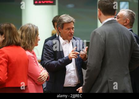 Bruxelles, Belgique. 26th juillet 2022. Le ministre allemand des Affaires économiques et de l'action climatique Robert Habeck (C) assiste à une réunion exceptionnelle du Conseil de l'Union européenne (UE) sur l'énergie à Bruxelles, Belgique, 26 juillet 2022. Les États membres de l'UE sont parvenus à un accord politique sur une réduction volontaire de 15 pour cent de la demande de gaz naturel par rapport à la moyenne de 2017-2021, ont annoncé mardi les responsables. Credit: Zheng Huansong/Xinhua/Alay Live News Banque D'Images