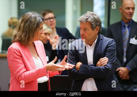 Bruxelles, Belgique. 26th juillet 2022. Le ministre allemand des Affaires économiques et de l'action climatique, Robert Habeck (R), s'entretient avec la ministre espagnole de la transition écologique, Teresa Ribera, avant une réunion exceptionnelle du Conseil de l'Union européenne (UE) sur l'énergie à Bruxelles, Belgique, 26 juillet 2022. Les États membres de l'UE sont parvenus à un accord politique sur une réduction volontaire de 15 pour cent de la demande de gaz naturel par rapport à la moyenne de 2017-2021, ont annoncé mardi les responsables. Credit: Zheng Huansong/Xinhua/Alay Live News Banque D'Images