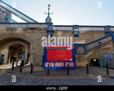 Londres, Grand Londres, Angleterre, 22 juin 2022 : kiosque fermé de restauration rapide pour chiens et os vendant des hot-dogs, de la crème glacée et des hamburgers à côté de Tower Bridge. Banque D'Images