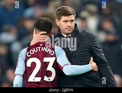 Photo du dossier datée du 15-01-2022, de Philippe Coutinho, de Aston Villa, et de Steven Gerrard, directeur. Gerrard et Coutinho ont tous deux eu un impact positif à Villa Last Term sans trouver beaucoup de cohérence. Date de la photo: Samedi 15 janvier 2022. Date de publication : mercredi 27 juillet 2022. Banque D'Images