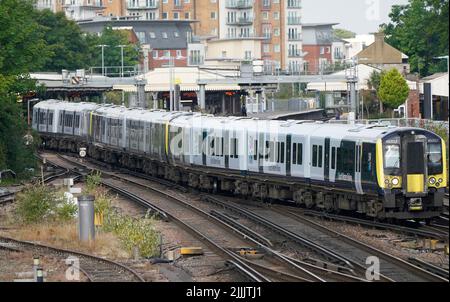 Un train South Western part de la gare de Basingstoke, alors que les membres du syndicat des chemins de fer, des Maritimes et des Transports (RMT) commencent de nouvelles grèves nationales dans un conflit amer sur les salaires, les emplois et les conditions. Date de la photo: Mercredi 27 juillet 2022. Banque D'Images