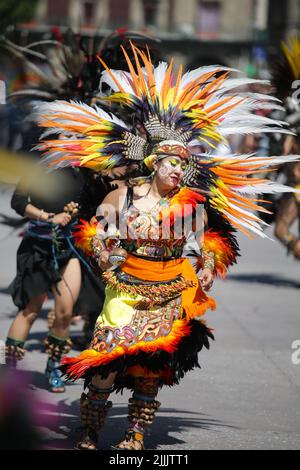Mexico, Mexique. 26th juillet 2022. Une danseuse se produit lors de la célébration du 697th anniversaire de la fondation de Tenochtitlan sur la place Zocalo à Mexico, Mexique, 26 juillet 2022. Crédit: Francisco Canedo/Xinhua/Alamy Live News Banque D'Images