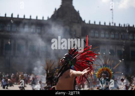 Mexico, Mexique. 26th juillet 2022. Une danseuse se produit lors de la célébration du 697th anniversaire de la fondation de Tenochtitlan sur la place Zocalo à Mexico, Mexique, 26 juillet 2022. Crédit: Francisco Canedo/Xinhua/Alamy Live News Banque D'Images