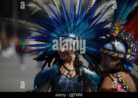 Mexico, Mexique. 26th juillet 2022. Des danseurs se produisent lors de la célébration du 697th anniversaire de la fondation de Tenochtitlan sur la place Zocalo à Mexico, Mexique, 26 juillet 2022. Crédit: Francisco Canedo/Xinhua/Alamy Live News Banque D'Images