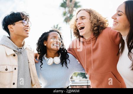 Un groupe heureux de jeunes amis multiraciaux s'amusant les uns les autres Banque D'Images