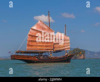 Des junk de style chinois dans la mer d'Andaman et dans la région de la baie de Phang Nga au large de la côte de Phuket. Banque D'Images