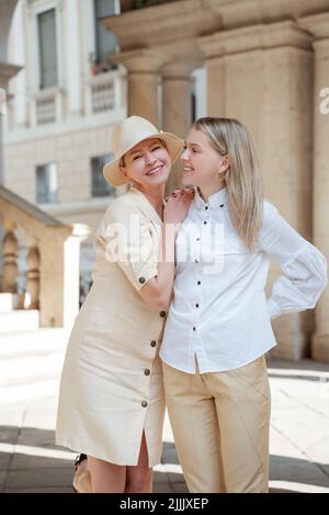 Une dame heureuse pose pour l'appareil photo avec sa fille Banque D'Images