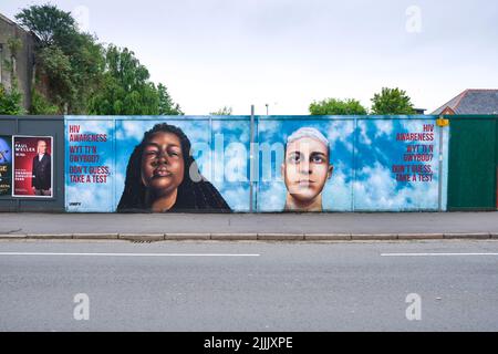 Une fresque peinte, présentant des portraits de personnes, exhortant les citoyens à se faire tester pour le VIH. À Cardiff, pays de Galles, Royaume-Uni. Banque D'Images