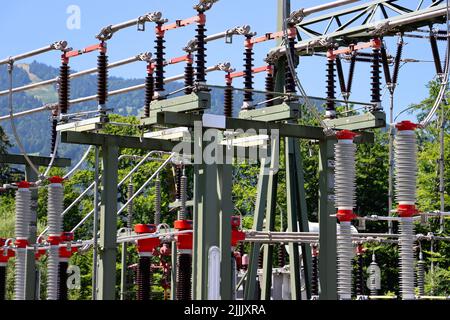 borne haute tension. station de transfert électrique avec câble haute tension et isolant. pendant l'été avec ciel bleu. Banque D'Images