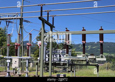 borne haute tension. station de transfert électrique avec câble haute tension et isolant. pendant l'été avec ciel bleu. Banque D'Images