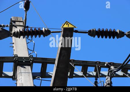 borne haute tension. station de transfert électrique avec câble haute tension et isolant. pendant l'été avec ciel bleu. Banque D'Images